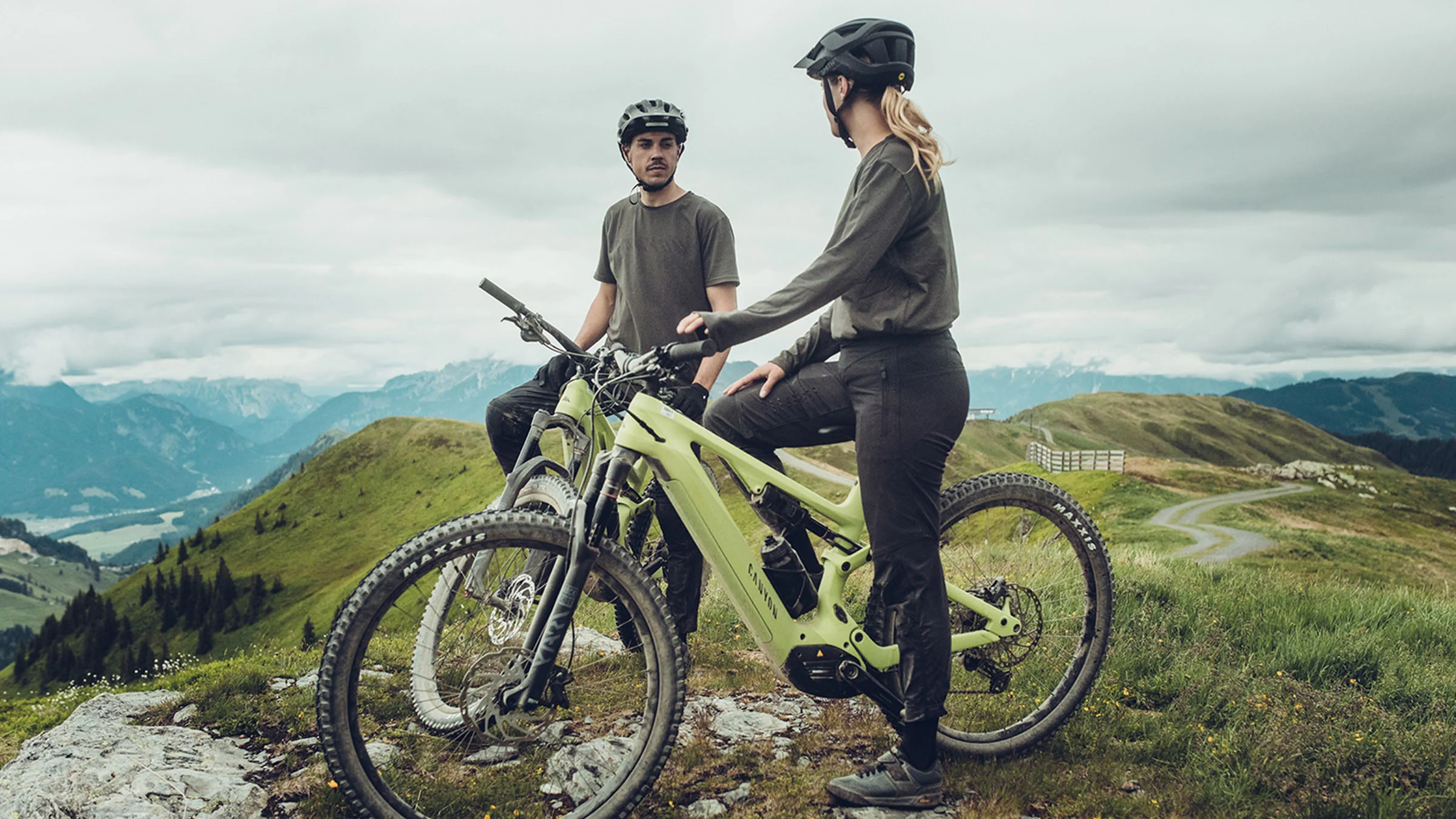 Zwei elektrische Radfahrer auf einem Berg mit schöner Aussicht